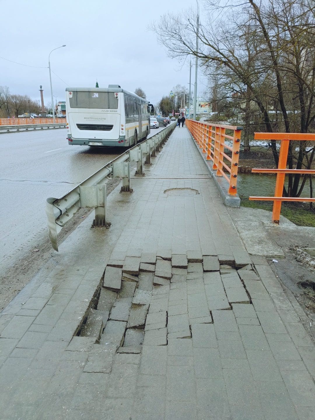 Мост в центре Наро-Фоминска начал разрушаться после капремонта