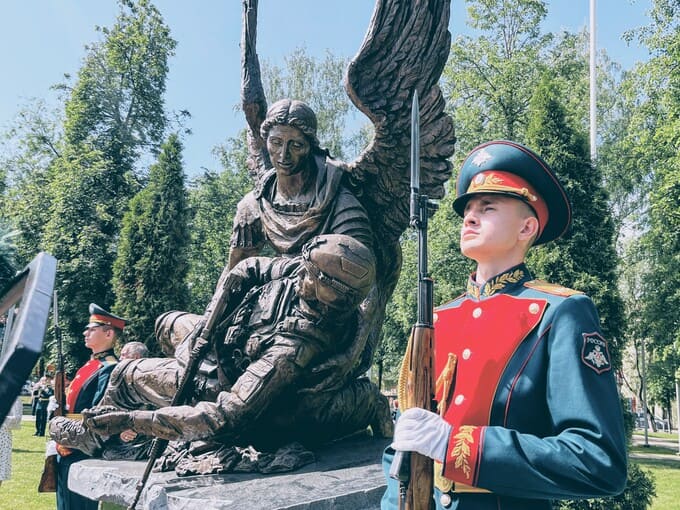 Города-побратимы склонили головы у нового монумента: в Наро-Фоминске открыли скульптуру «Подвигу защитников Отечества»