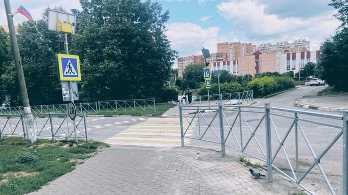 В Селятино устанавливают заборы у «Радужного» для детской безопасности