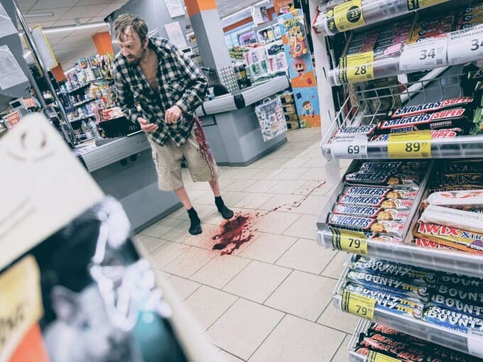 Сотрудники магазина в Наро-Фоминске помогли пострадавшему с ножевым ранением