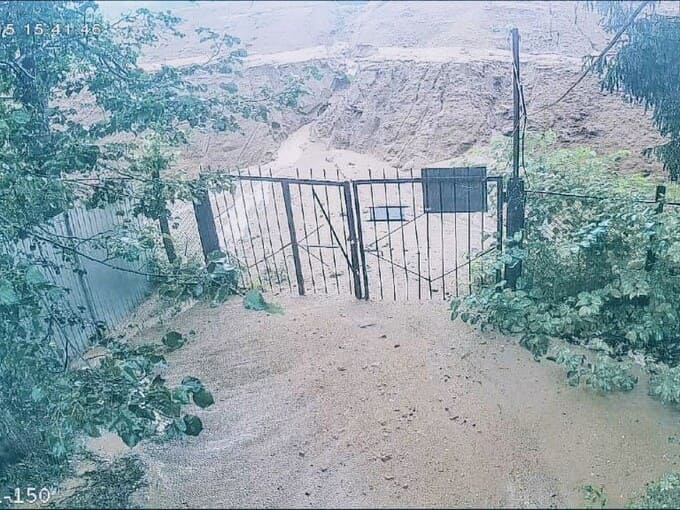 Песчаный потоп в «Коммунаре»: строители «похоронили» дачи под песком