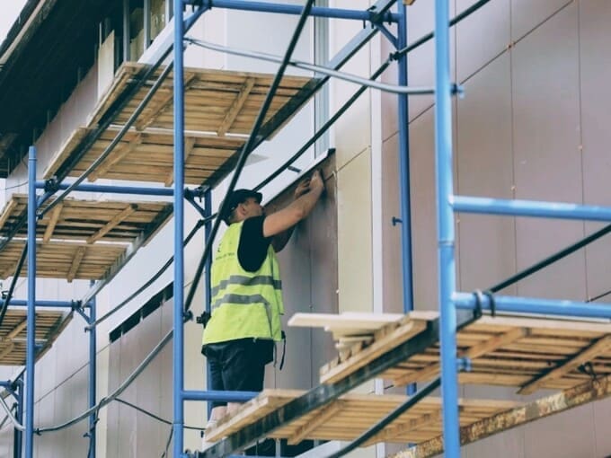 Капремонт в Софьинской школе: 60 рабочих в две смены спасают сроки