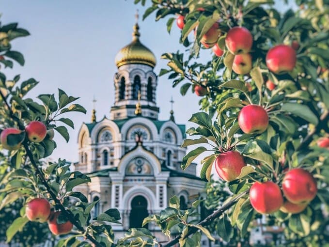 Яблочный Спас и Преображение Господне: история праздника и народные традиции