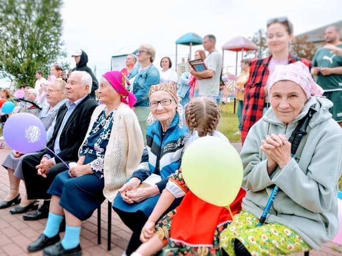 Комбайны вместо диджеев: деревня Устье справила 300-летие на хлебном поле