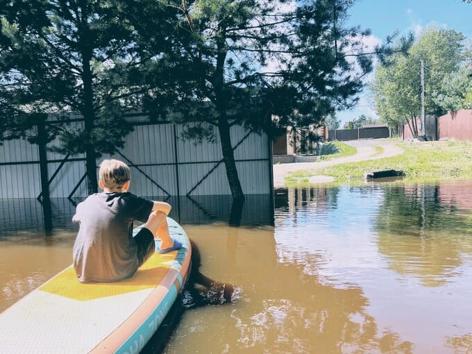 После ливней Наро-Фоминские дачники передвигаются по участкам на сапбордах