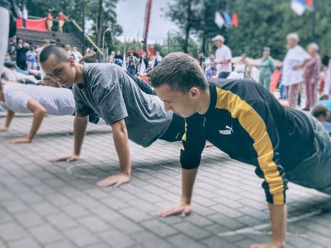 Стальная сотня в Наро-Фоминске: 100 человек сделали по 100 отжиманий в День физкультурника