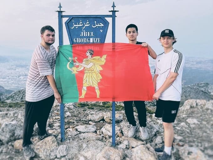 Туристы подняли флаг Апрелевки на вершину горы Гургыз в Марокко