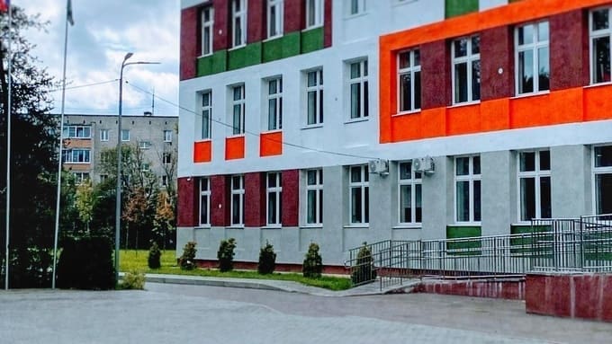 Фасад школы №2 в Селятино станет ярким и современным