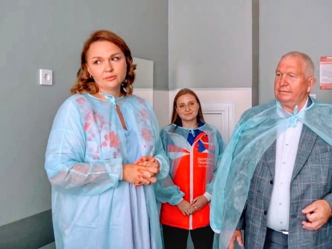 Телезвезда Надежда Ангарская навестила бойцов в госпитале Селятино