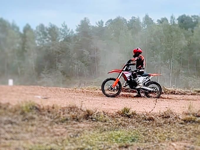 Зрители замерли: жёсткое падение на трассе мотокросса в Верее попало на видео