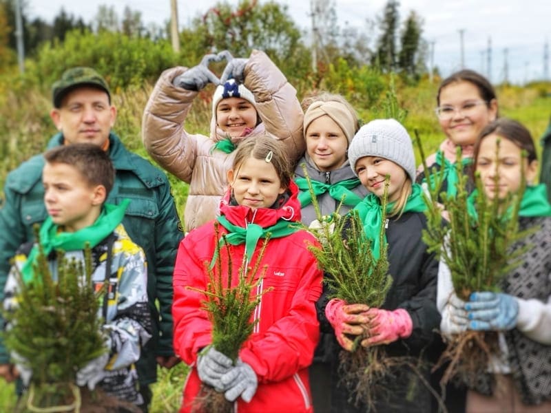 В Наро-Фоминске прошла акция «Сохраним лес». Волонтеры и школьники высадили 2500 молодых елей