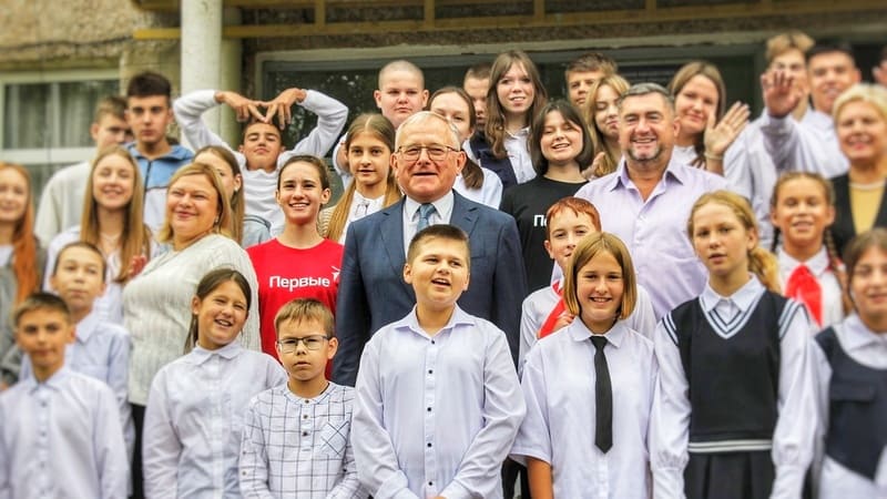 Посол России в КНДР зашёл на чай к сестре в Веселёво. И поговорил со школьниками