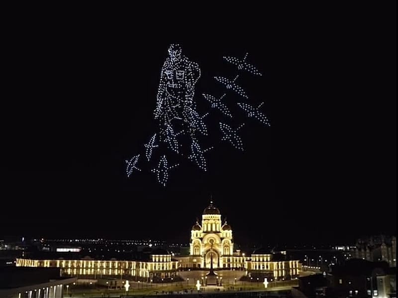 «Небо победителей»: Рисунок школьницы из Калининца парил над Салехардом