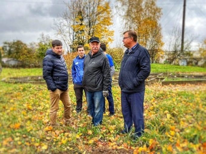 Депутат Баранов привез фруктовые деревья в школу Петровского. © Фото: Александр Баранов / ВКонтакте