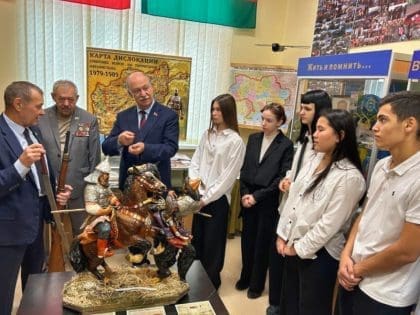 Новые экспонаты для школьного музея в Наро-Фоминске. Фото: Единая-Россия Наро-Фоминск