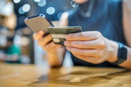 Счета россиян блокируют за переводы между своими же картами. Фото: istockphoto.com