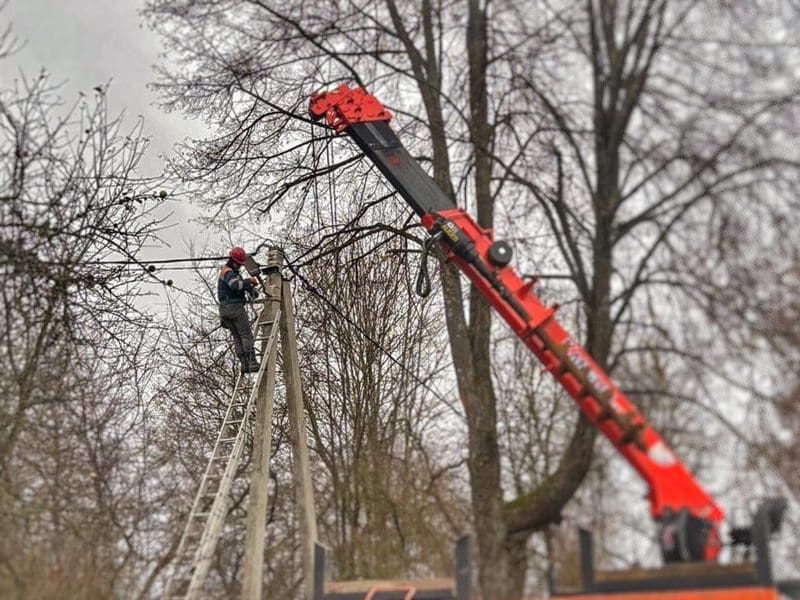 В Верее меняют аварийные опоры и тусклые фонари