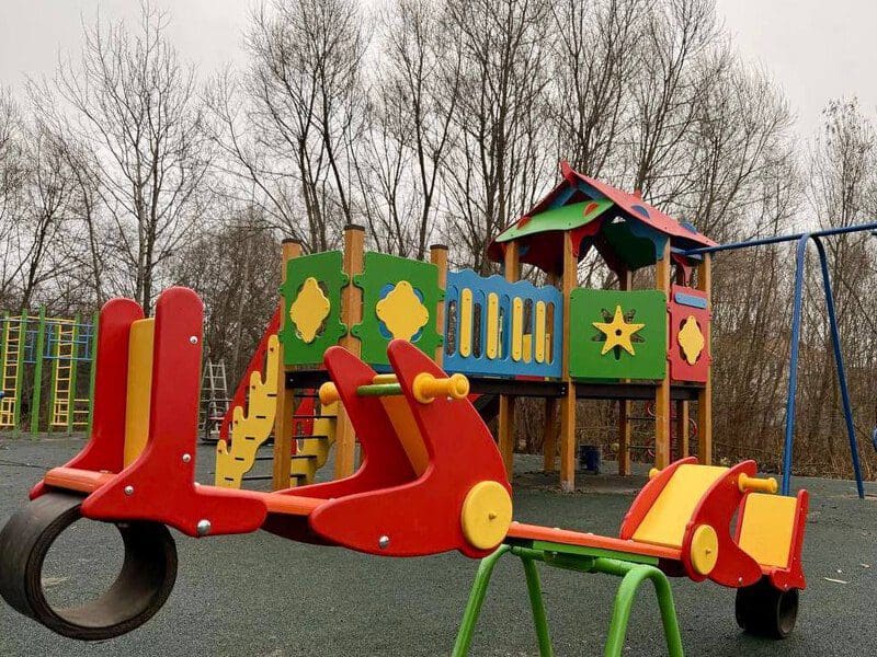 В Малых Горках Наро-Фоминского округа завершают установку детской площадки