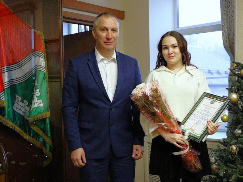 Глава округа Роман Шамнэ вручил Милане Медведевой Благодарственное письмо в День добровольца.