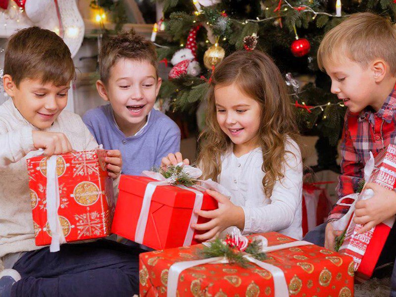 Как выбрать безопасный новогодний подарок ребёнку: 5 дней на вопросы