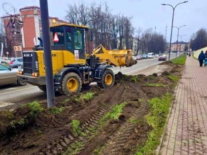 Посадка газона на Площади Свободы в Наро-Фоминске