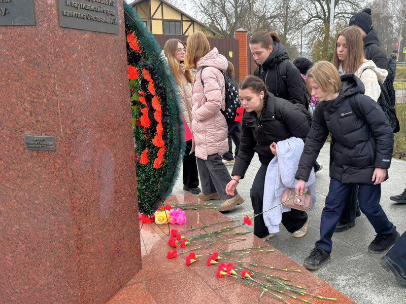 Митинг в Каменском к 84-й годовщине битвы за Москву